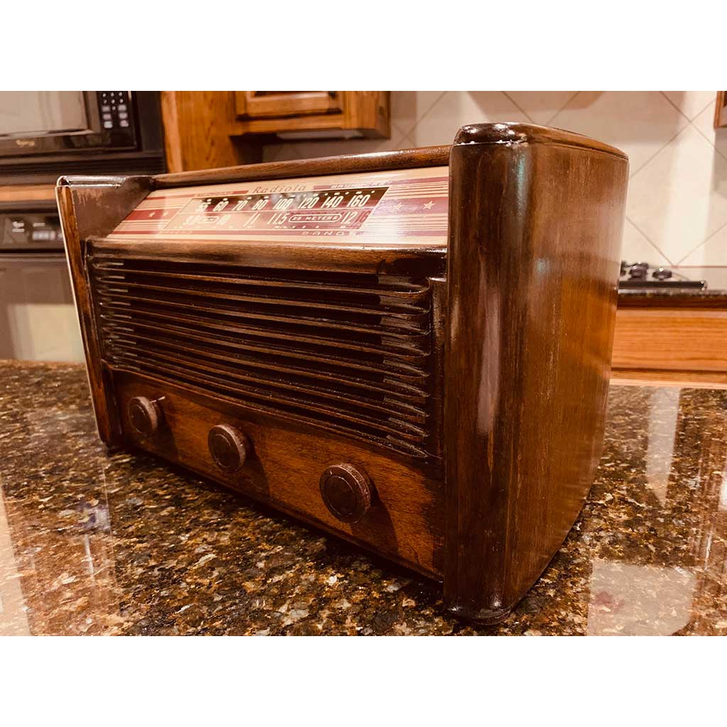 1946 RCA Radiola, Model 61-5, AM Radio right view