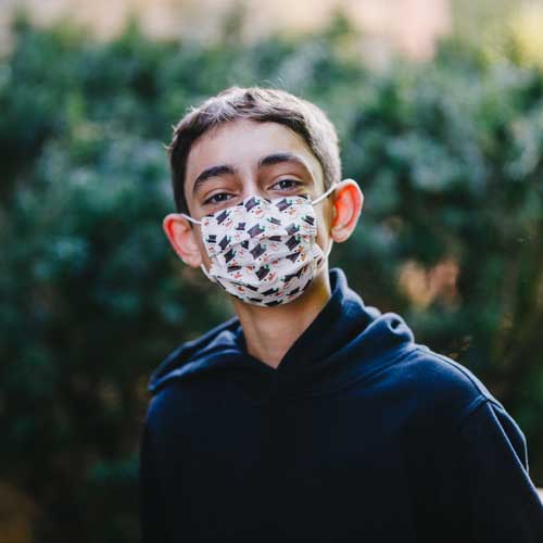 Snowman Kid&#39;s disposable face mask with snowman young boy wearing mask