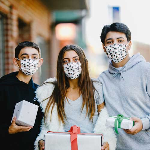 Snowman Kid&#39;s disposable face mask with snowman teenagers wearing mask